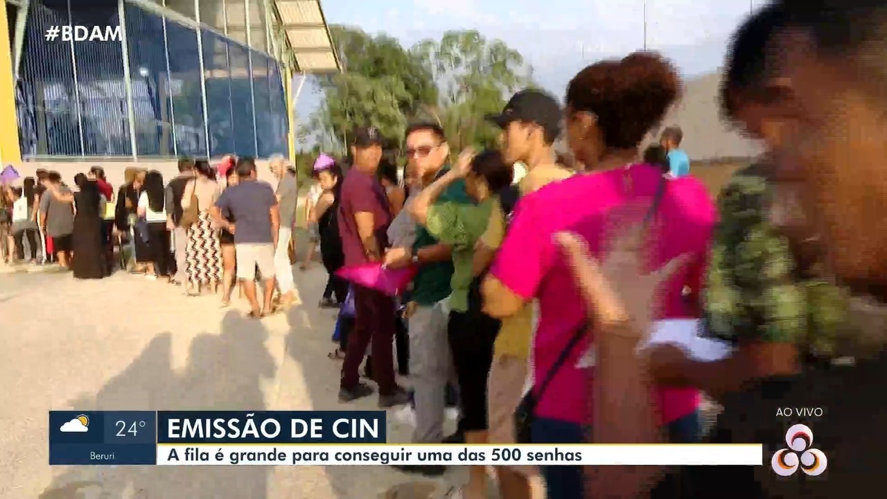 População forma imensa fila para emissão da nova carteira de identidade; ação segue até sexta em Manaus