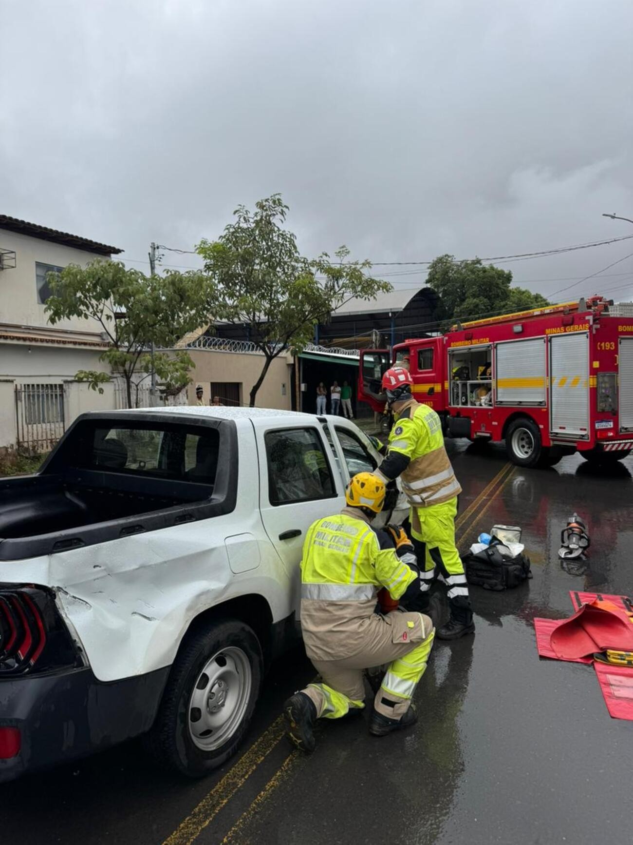 Batida entre caminhão com galões de água mineral e caminhonete deixa dois feridos em Montes Claros