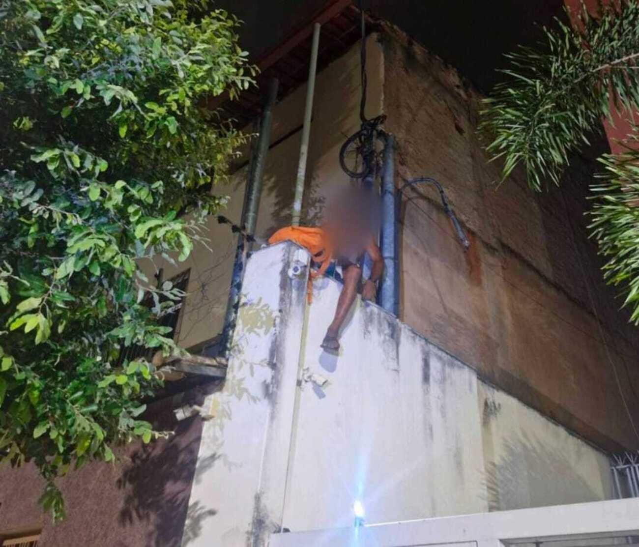 Homem é flagrado em cima de muro de igreja cortando cabos de energia em Governador Valadares
