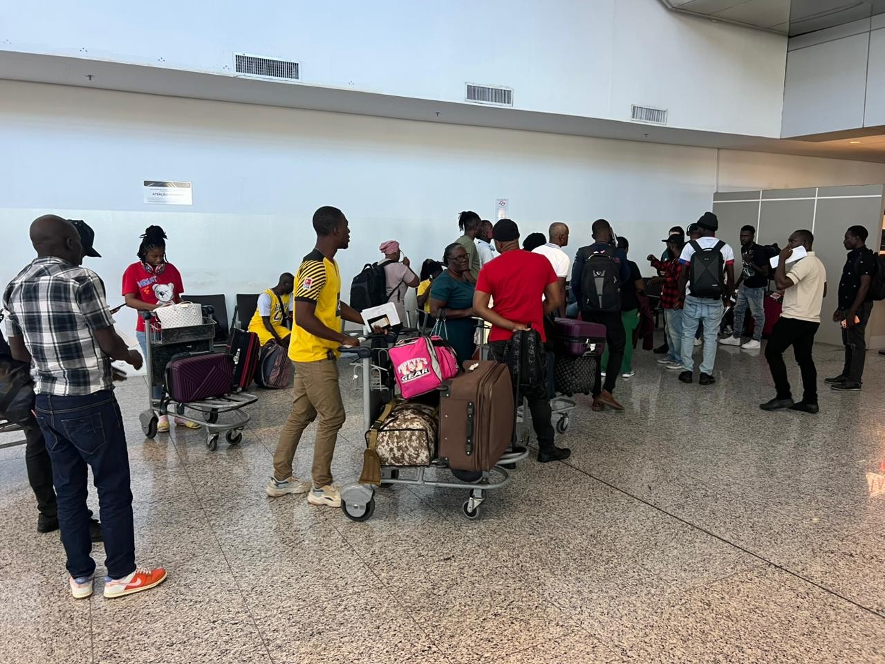 Retenção em avião e espera em aeroporto: haitianos deixam sala de Viracopos 55 horas após pouso