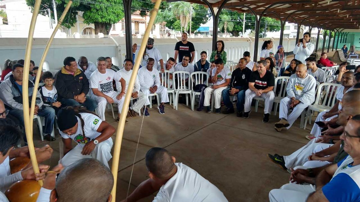 Jogar Capoeira  Enciclopédia Itaú Cultural