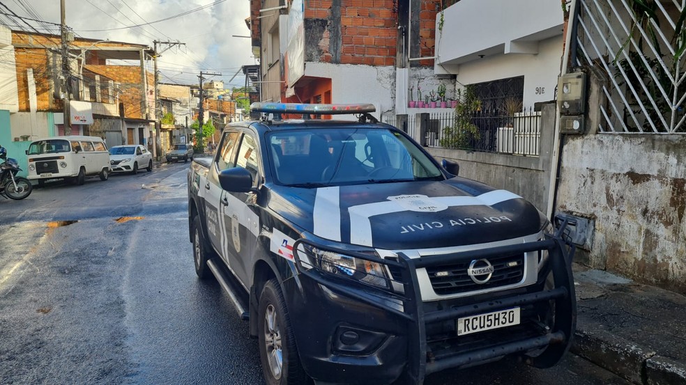 Viatura no bairro de Tancredo Neves, em Salvador — Foto: Rildo de Jesus/TV Bahia