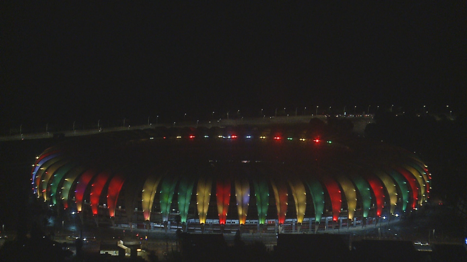 FOTOS: Após um mês sem luz, Internacional ilumina Estádio Beira-Rio com cores da bandeira do Rio Grande do Sul