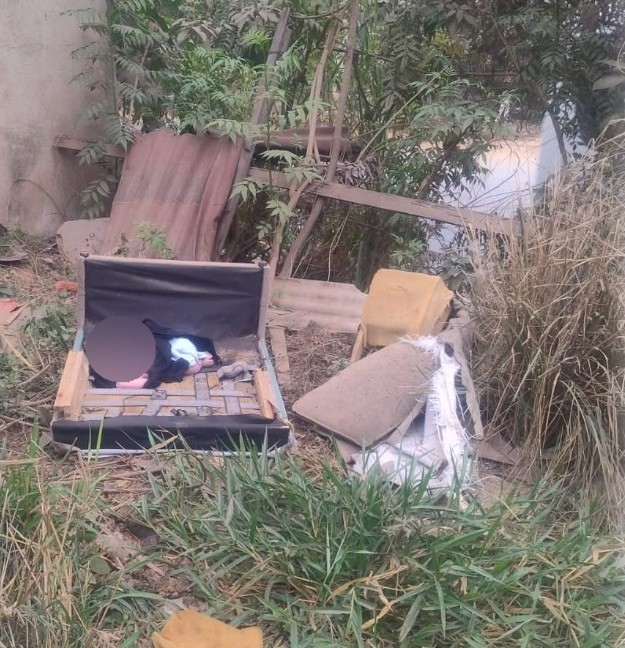 Recém-nascido é encontrado abandonado dentro de sofá velho em lote da Grande BH