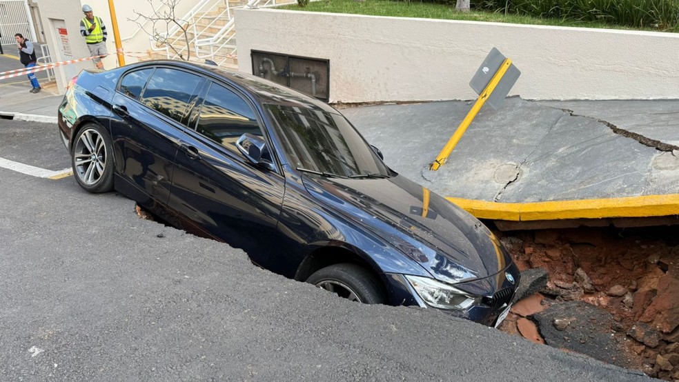 Carro de luxo caiu em cratera após asfalto ceder em Bauru (SP), em 20 de julho — Foto: Gabriel Pelosi/TV Tem