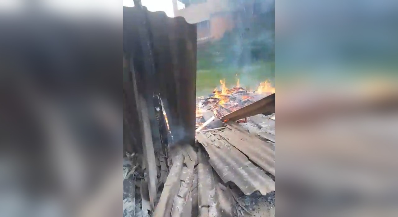 Polícia investiga grupo suspeito de invadir propriedade, incendiar altar religioso, furtar e ofender moradores: 'Macumbeiro desgraçado de m*'