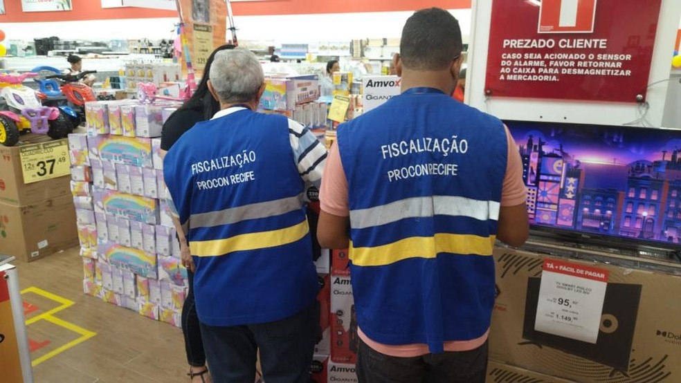 Fiscais do Procon do Recife durante ação — Foto: Procon/Divulgação