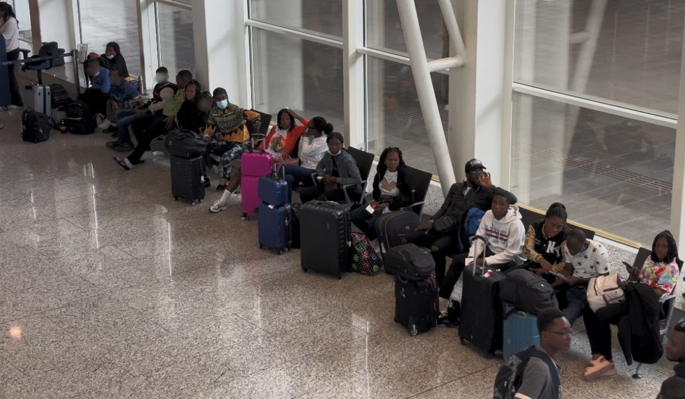 Migrantes haitianos esperam o horário de embarque no ônibus no saguão do Aeroporto Internacional de Viracopos: terminal de Campinas (SP) tem concentrado o fluxo migratório ao Brasil — Foto: Estevão Mamédio/g1