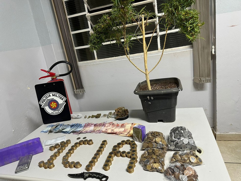 Foragido da Justiça é abordado, tenta fugir e acaba preso com porções de maconha, em Presidente Prudente (SP) — Foto: Polícia Civil