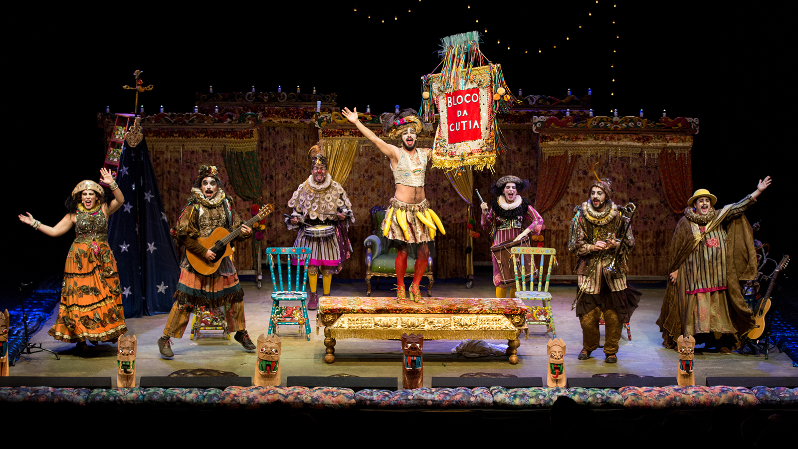 Músicas de Caetano Veloso, Sérgio Sampaio e Roberto Carlos embalam o auto tropicalista do Grupo Maria Cutia 