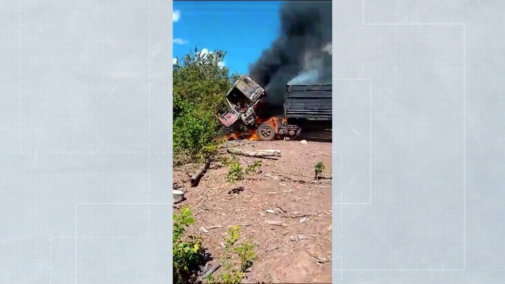 Veículos usados pelos madeireiros foram incendiados  — Foto: Reprodução/TV Mirante
