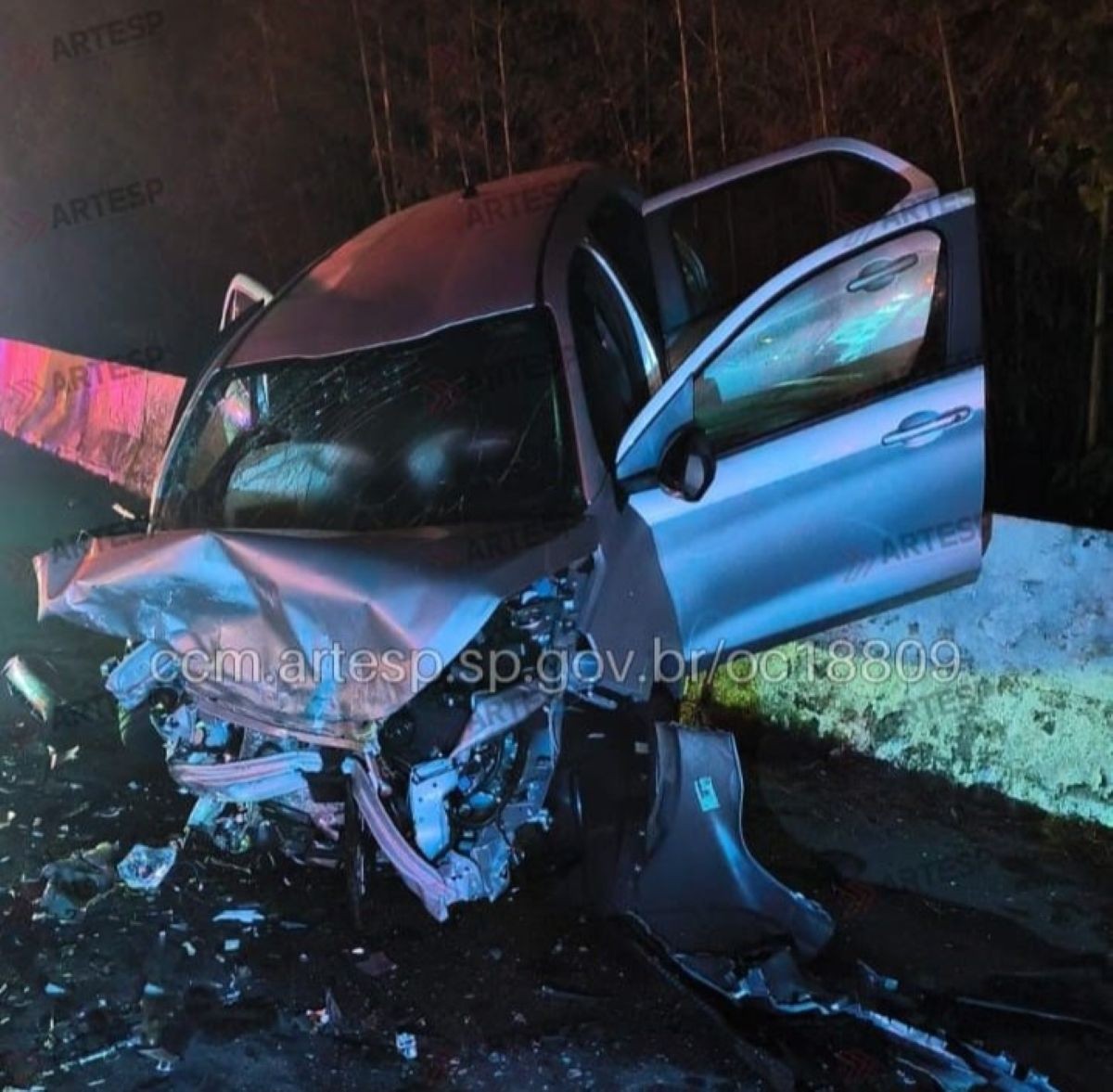 Batida entre carros na Mogi-Bertioga deixa dois mortos e quatro feridos