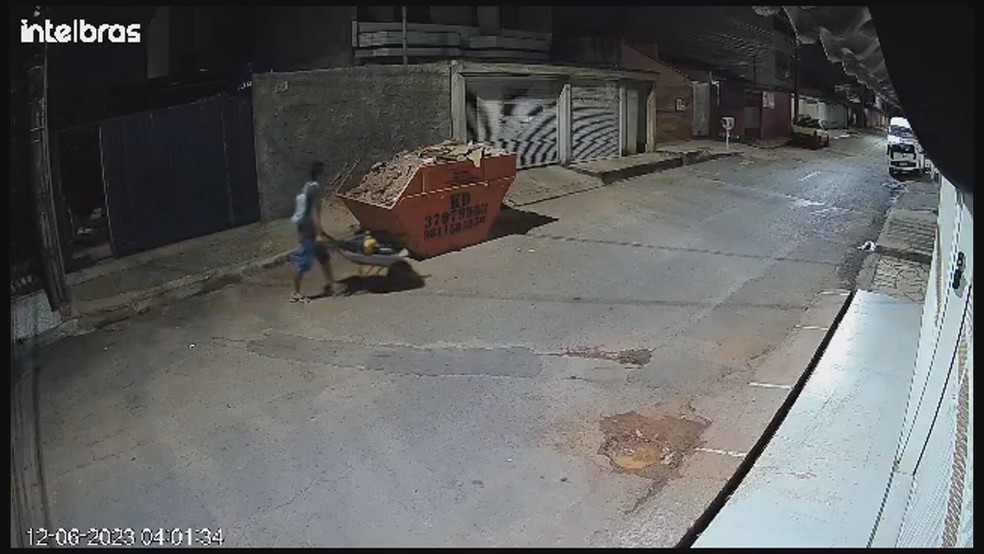 Suspeito usa carrinho de mão para levar itens de casa no DF — Foto: Reprodução