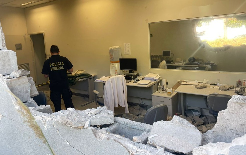 Criminosos abriram um buraco na parede da agência usando um caminhão em Marília  — Foto: Aline Albuquerque / TV TEM 