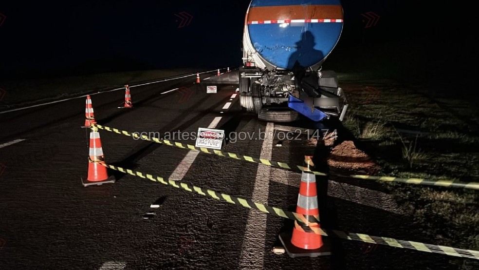 3 de 3
Equipes da Cetesb, do Corpo de Bombeiros e da Pol&iacute;cia Rodovi&aacute;ria foram acionadas para atender a ocorr&ecirc;ncia em Paragua&ccedil;u Paulista (SP) &mdash; Foto: Portal CCM &mdash; ARTESP (ccm.artesp.sp.gov.br)
