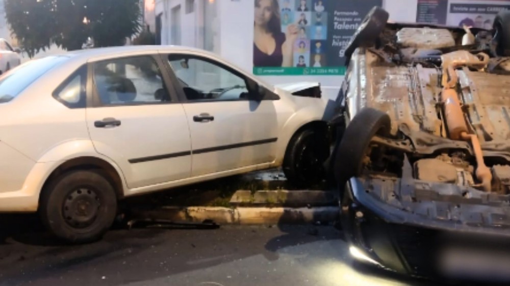 Carro de aplicativo capota em acidente no cruzamento da Avenida João Pinheiro, em Uberlândia