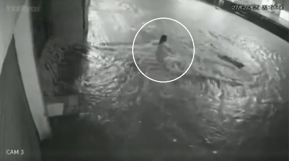 Menina caiu em bueiro durante banho de chuva no Bairro Bom Jardim, em Fortaleza. — Foto: Reprodução