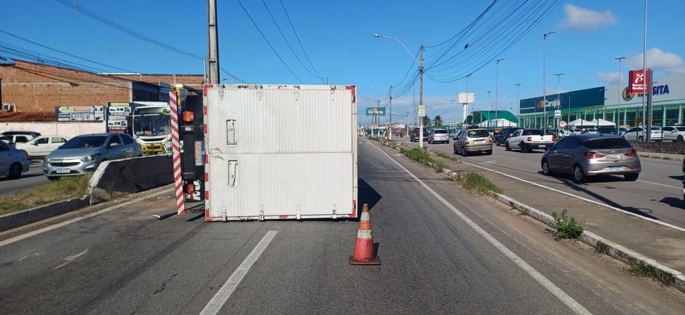 Caminhão tombou na Avenida Tomaz Landim, na Zona Norte de Natal — Foto: Divulgação/PRF