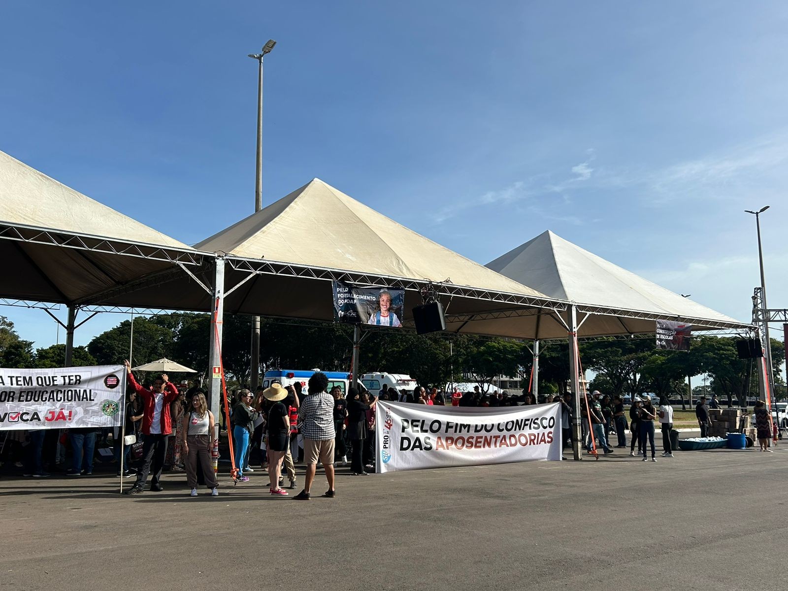 Professores da rede publica decidem manter greve no DF