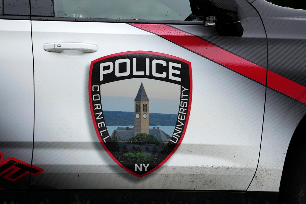 Carro da polícia no campus da Universidade Cornell, em Nova York, nos EUA — Foto: Matt Rourke/AP