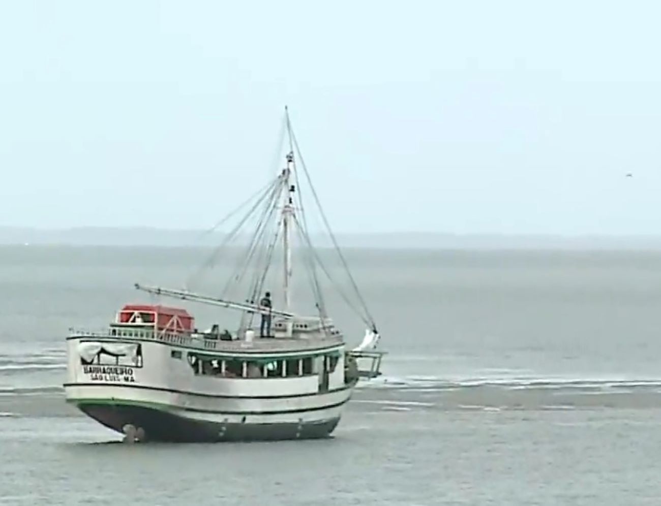 Embarcação encalha durante maré baixa próximo ao Cais da Praia Grande, em São Luís