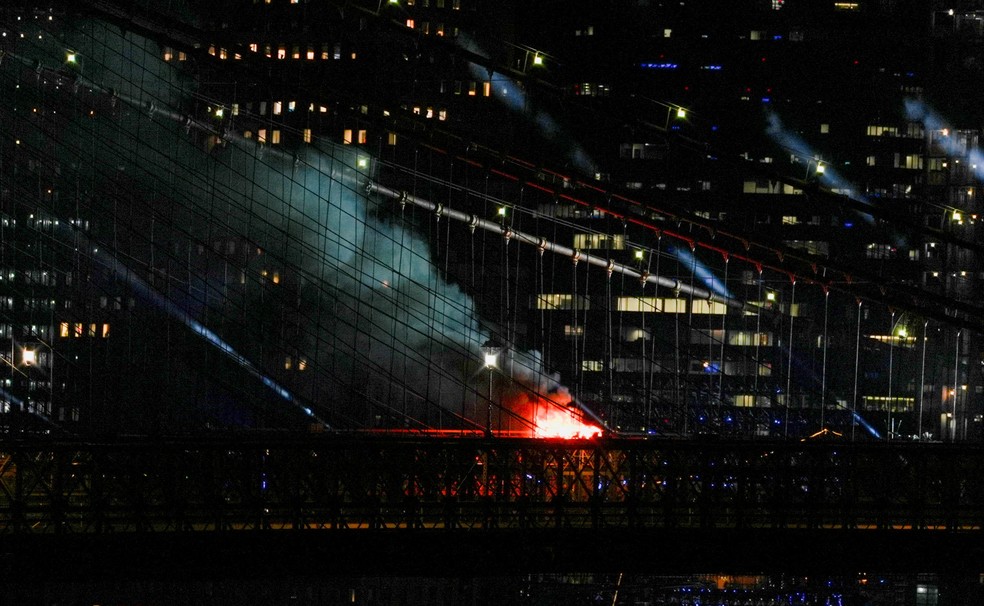 Incêndio na Ponte do Brooklyn, em Nova York, durante queima de fogos dos 250 anos de independência dos EUA em 4 de julho de 2026. — Foto: REUTERS/Angelina Katsanis