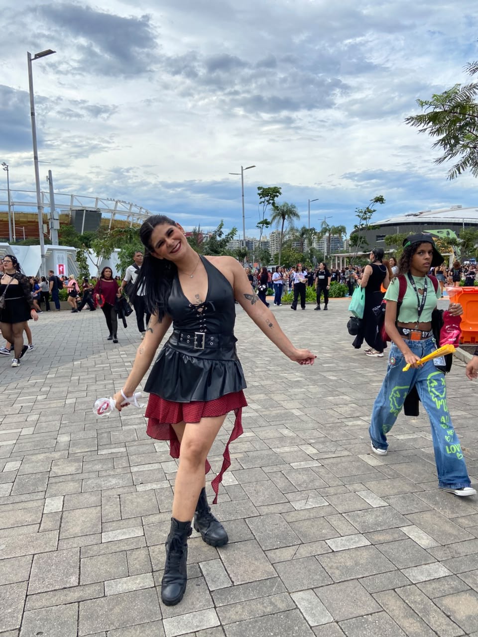 'Rock colegial', botas de pelúcia e meia calça: o que se destaca nos looks dos fãs de K-pop no Rock in Rio 

