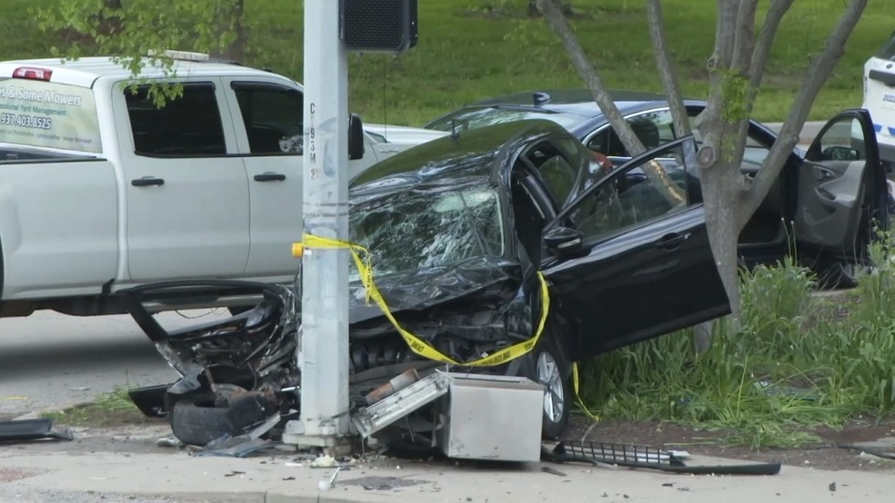 Carro envolvido em atropelamento com morte em Cincinnatti, nos EUA — Foto: WCPO/AP