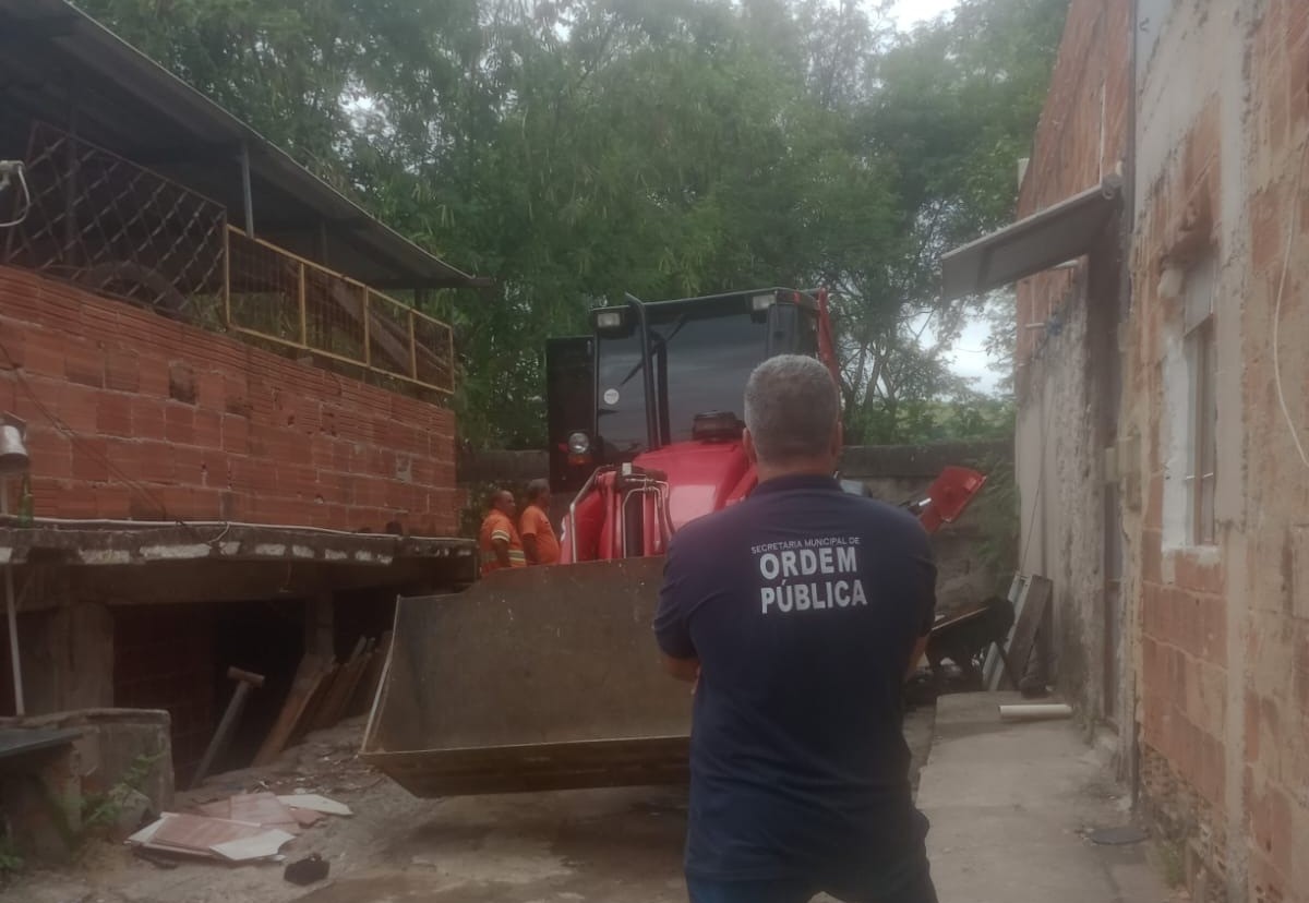 Muro com seteiras usado por criminosos é demolido em operação em Volta Redonda 