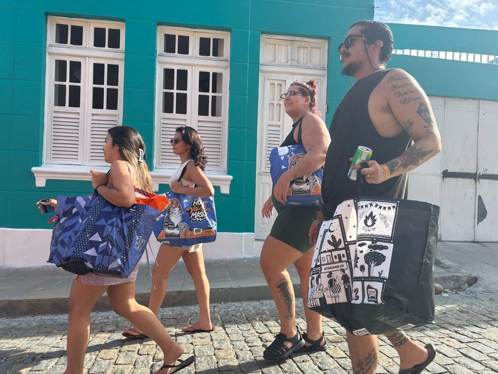 Ana Quintero (de short preto) veio de São Paulo para curtir o carnaval pernambucano pela primeira vez — Foto: Mariane Monteiro/g1