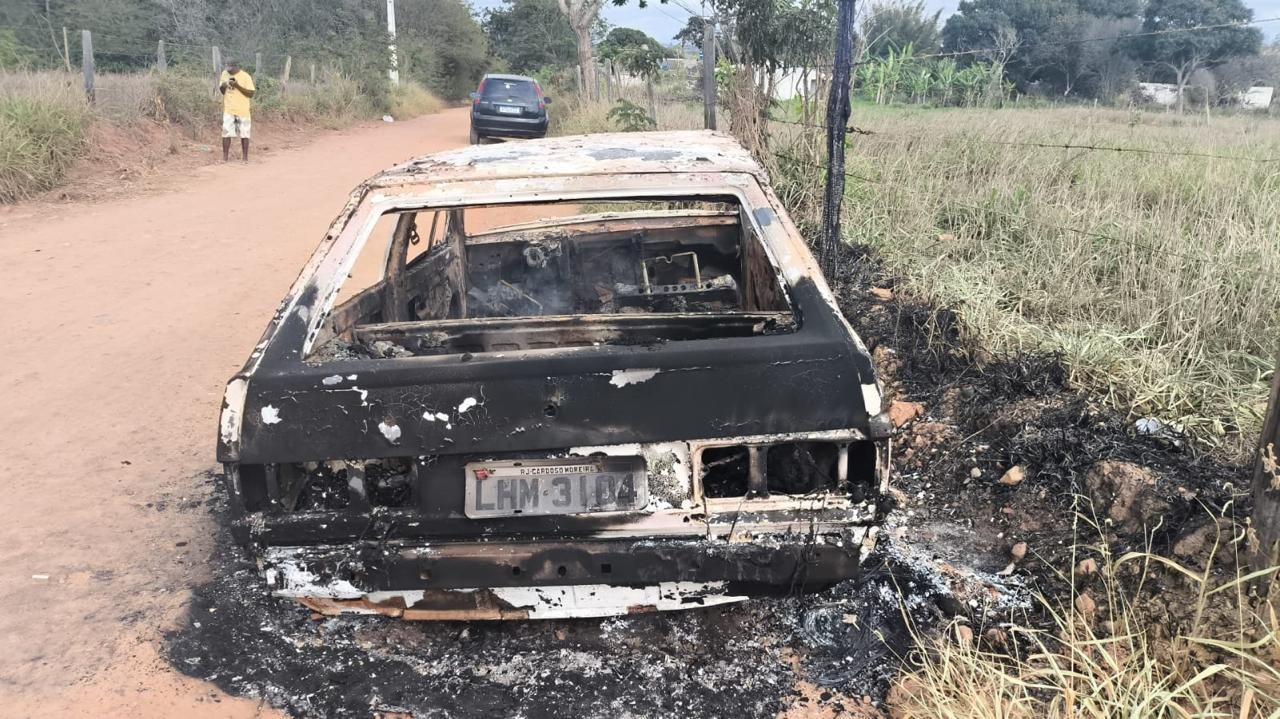 Três corpos carbonizados são encontrados dentro de carro em Cabo Frio