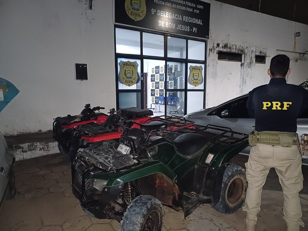 Homens são presos em Bom Jesus levando três quadriciclos alugados para outro município — Foto: PRF-PI