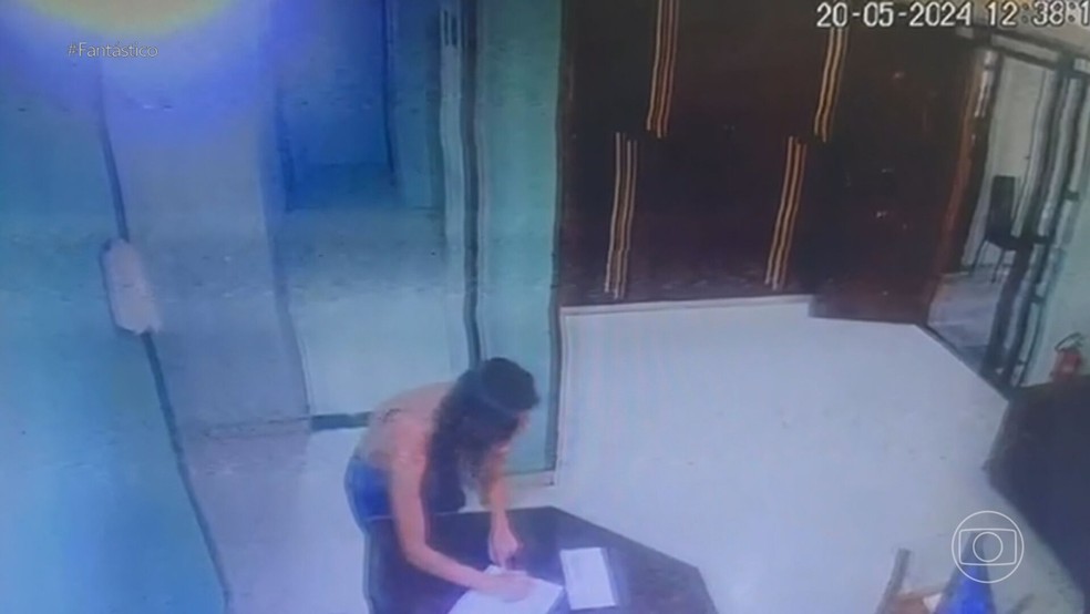 Julia pega o cartão do banco de uma conta conjunta que tinha com Luiz Marcelo. — Foto: TV Globo/Reprodução