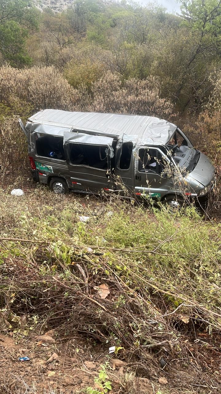 Acidente entre carro de luxo e van deixa ao menos sete feridos em Santa Maria da Boa Vista