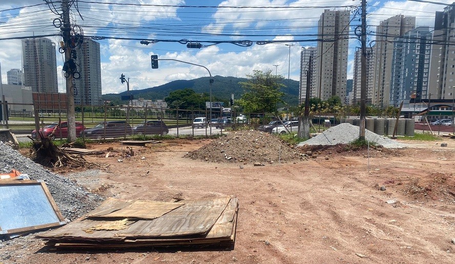 Obras da rotatória do Mogilar são suspensas por 120 dias para revisão do projeto