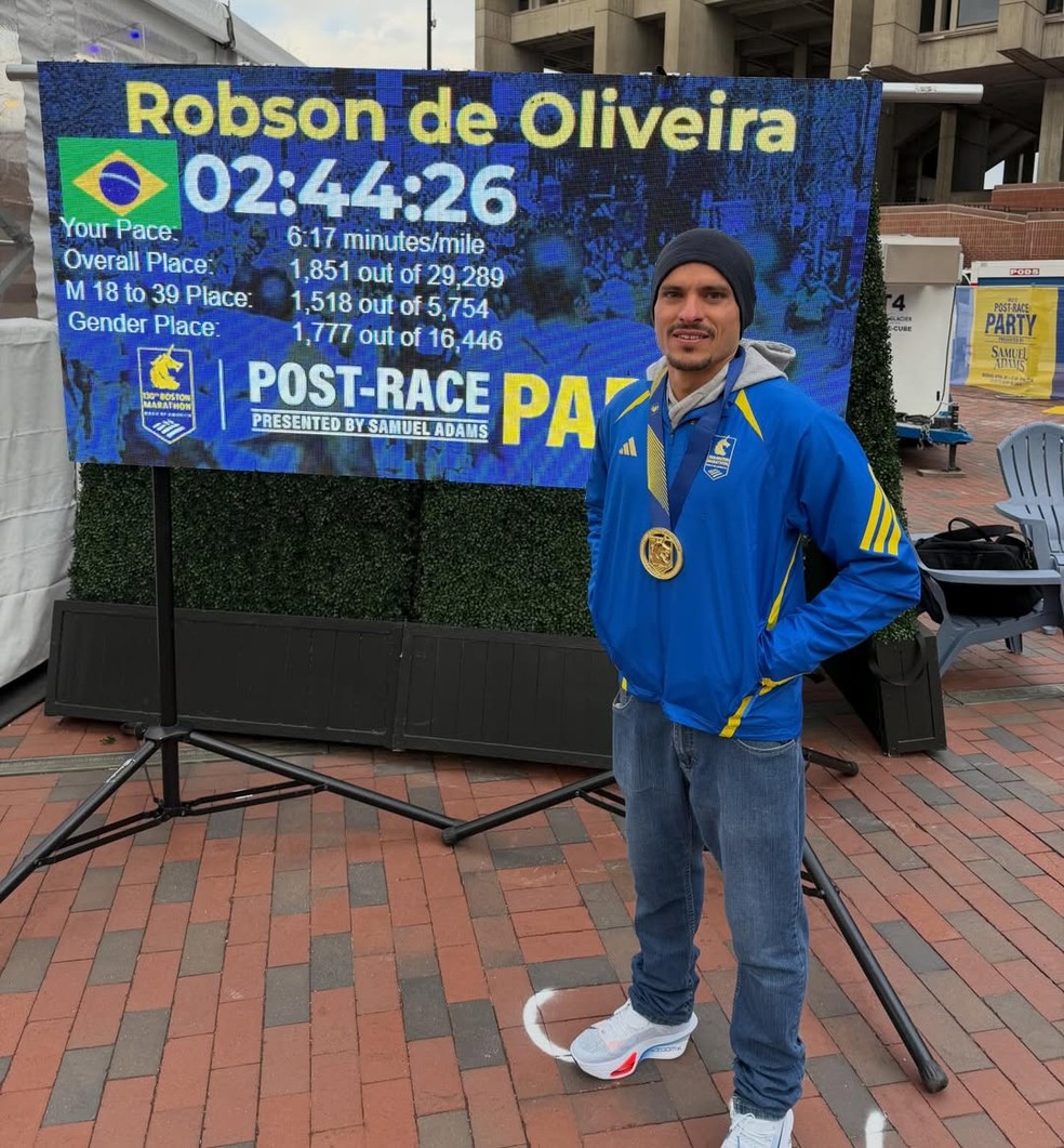 Robson de Oliveira com o seu resultado na Maratona de Boston, após ajudar corredor a cruzar linha de chegada. — Foto: Reprodução/Redes Sociais