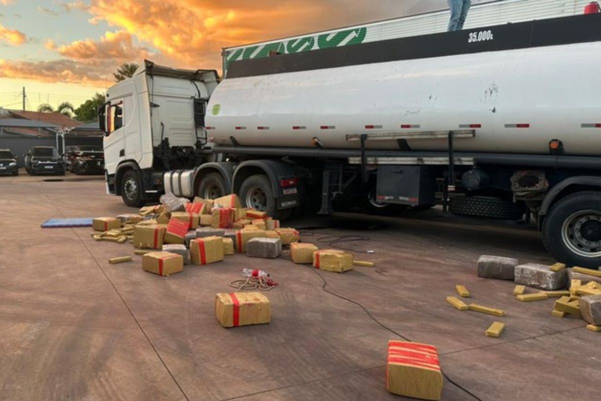 Carreta com 8 toneladas de droga, arma e munição é apreendida em MS