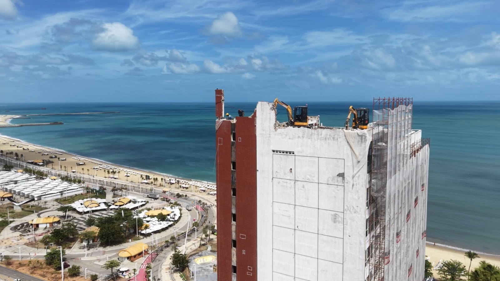 Em processo de demolição, Seara Praia Hotel perde últimos andares; vídeo