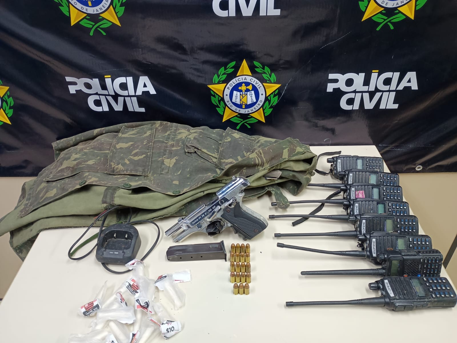 Homem é preso em flagrante com arma, munições e drogas em Maricá
