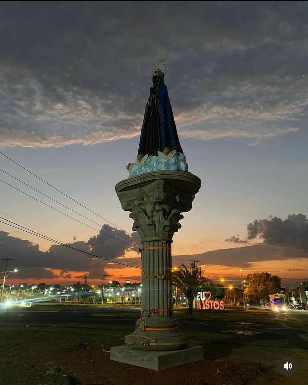 Imagem de Nossa Senhora Aparecida foi colocada na entrada da cidade de Bastos (SP) — Foto: Juliane Rigo/Arquivo Pessoal