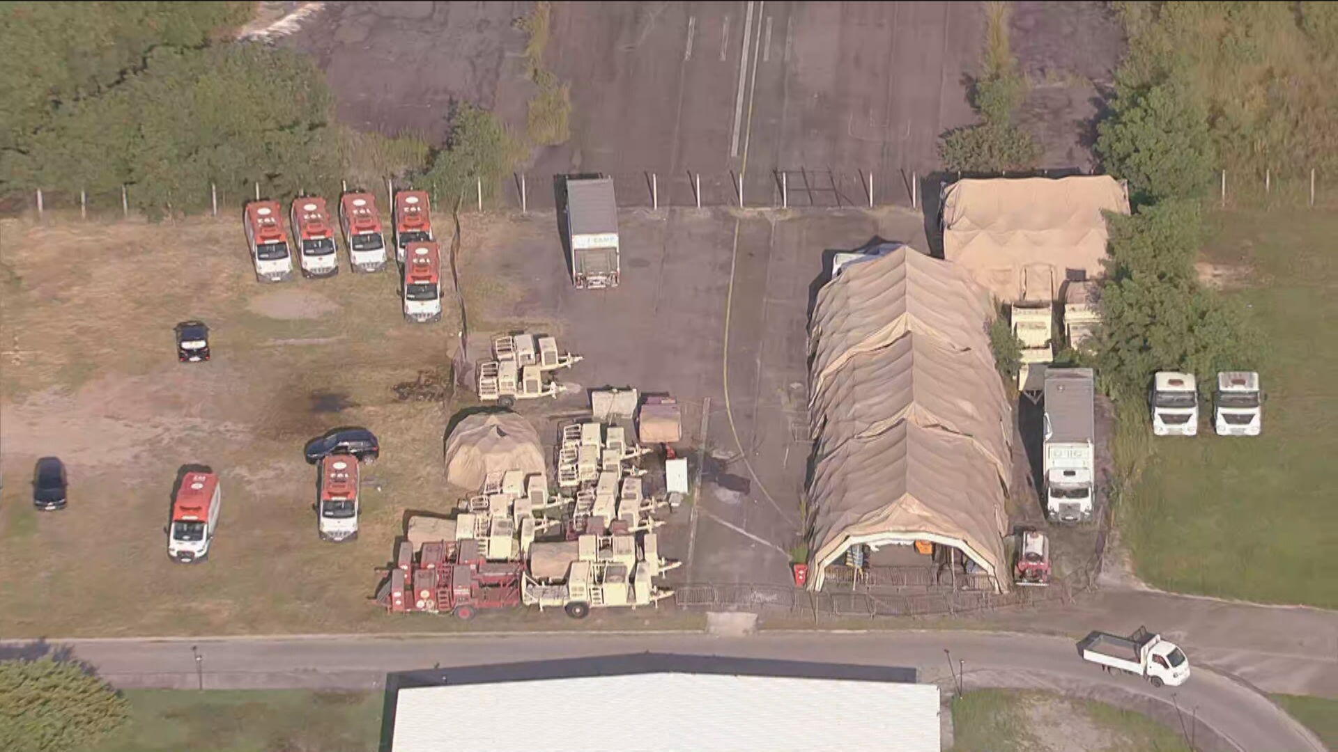 Hospital de campanha da Covid vira depósito abandonado de ambulâncias e equipamentos em Nova Iguaçu