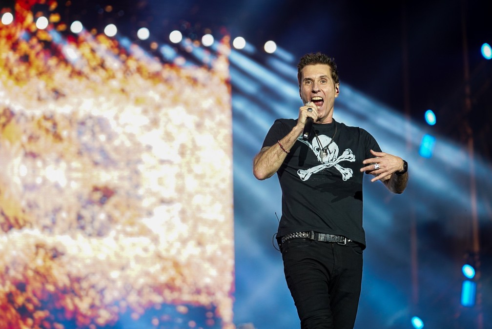 Dinho Ouro Preto comanda show do Capital Inicial no palco Mundo do Rock in Rio — Foto: Stephanie Rodrigues/g1