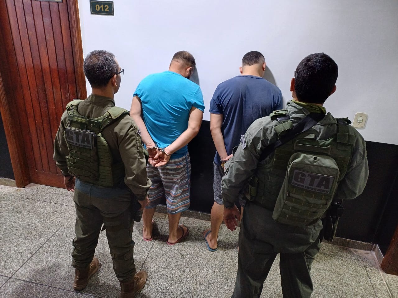GTA prende dupla suspeita de tráfico com cocaína, maconha, crack e R$ 2 mil em espécie no AP 