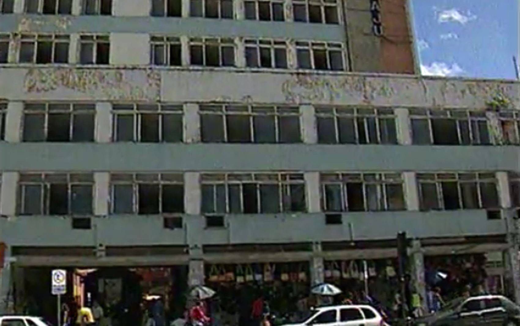 Famílias integrantes de movimento social ocupam prédio do antigo Hotel Palace em Aracaju