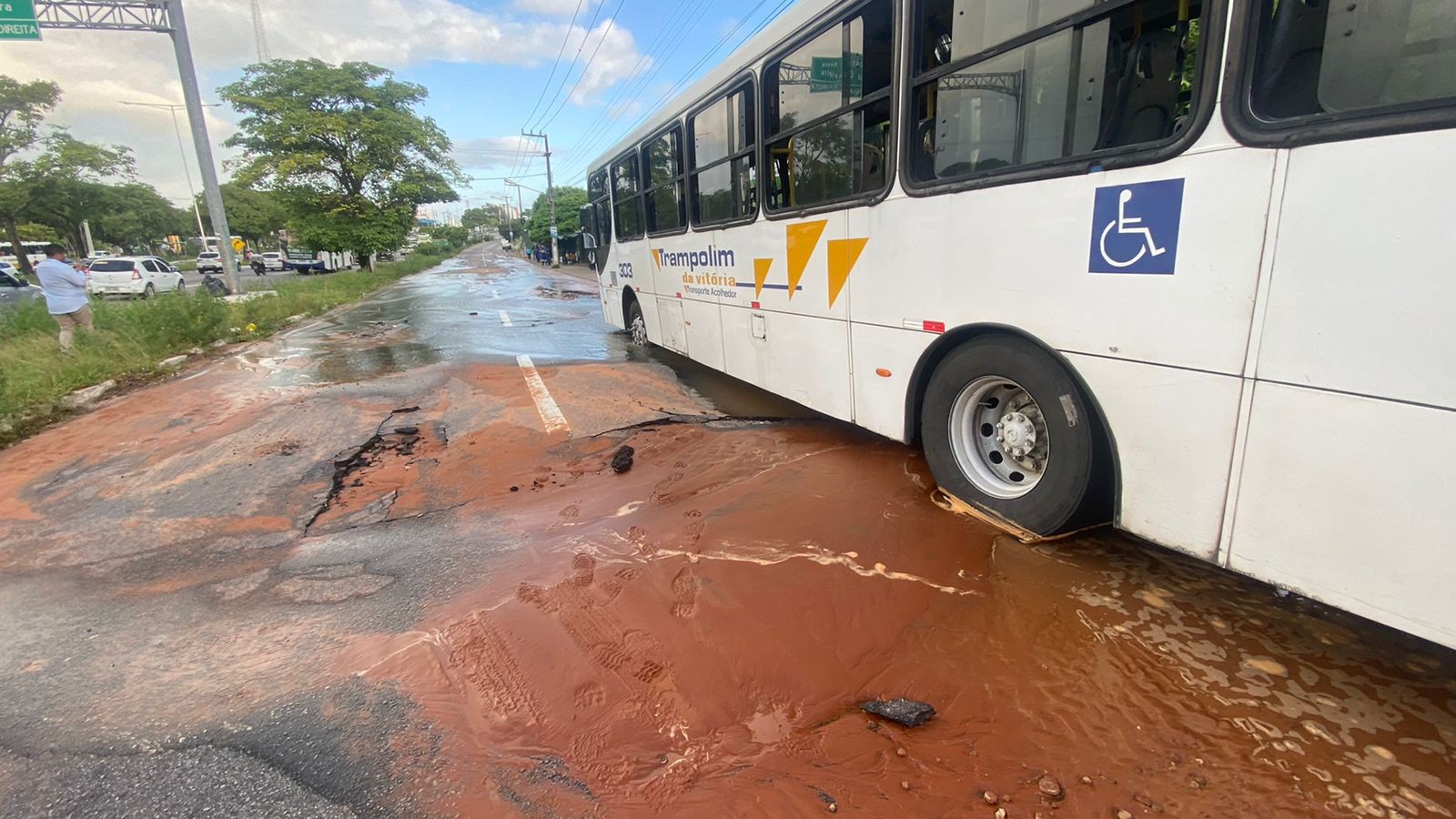 Ônibus fica preso em buraco após asfalto ceder na BR-101 em Natal; trecho é interditado