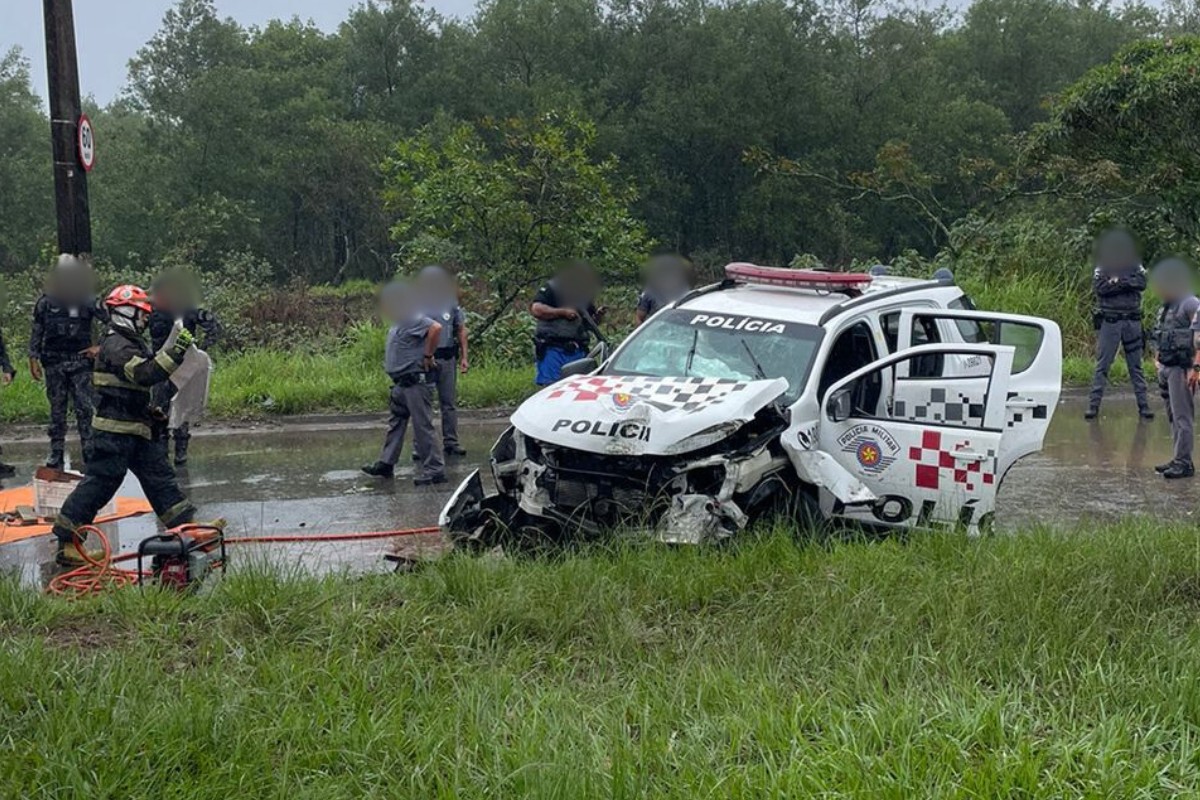 Viatura de PMs aquaplana, bate em árvore e policiais ficam feridos