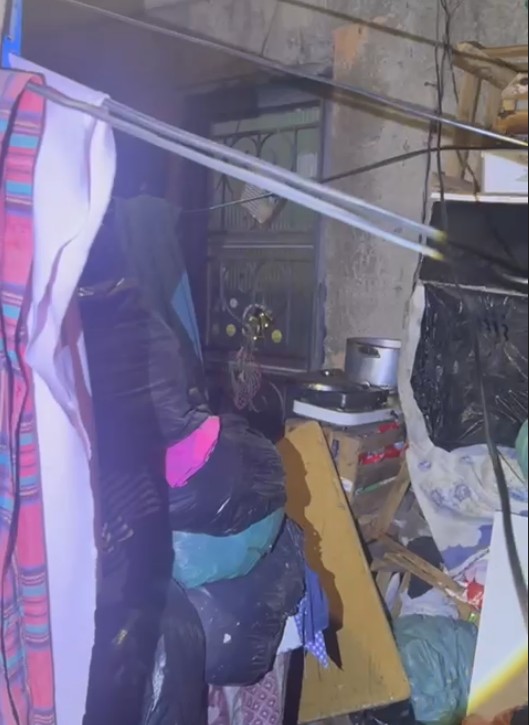 Mulher com deficiência mental é resgatada em ambiente 'entulhado' de objetos; VÍDEO