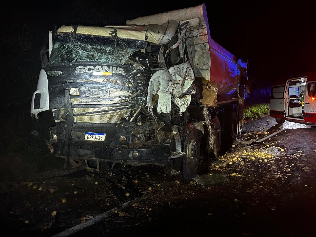 Caminhoneiro morre em batida entre três veículos na BR-251; é a 11ª morte em dois dias