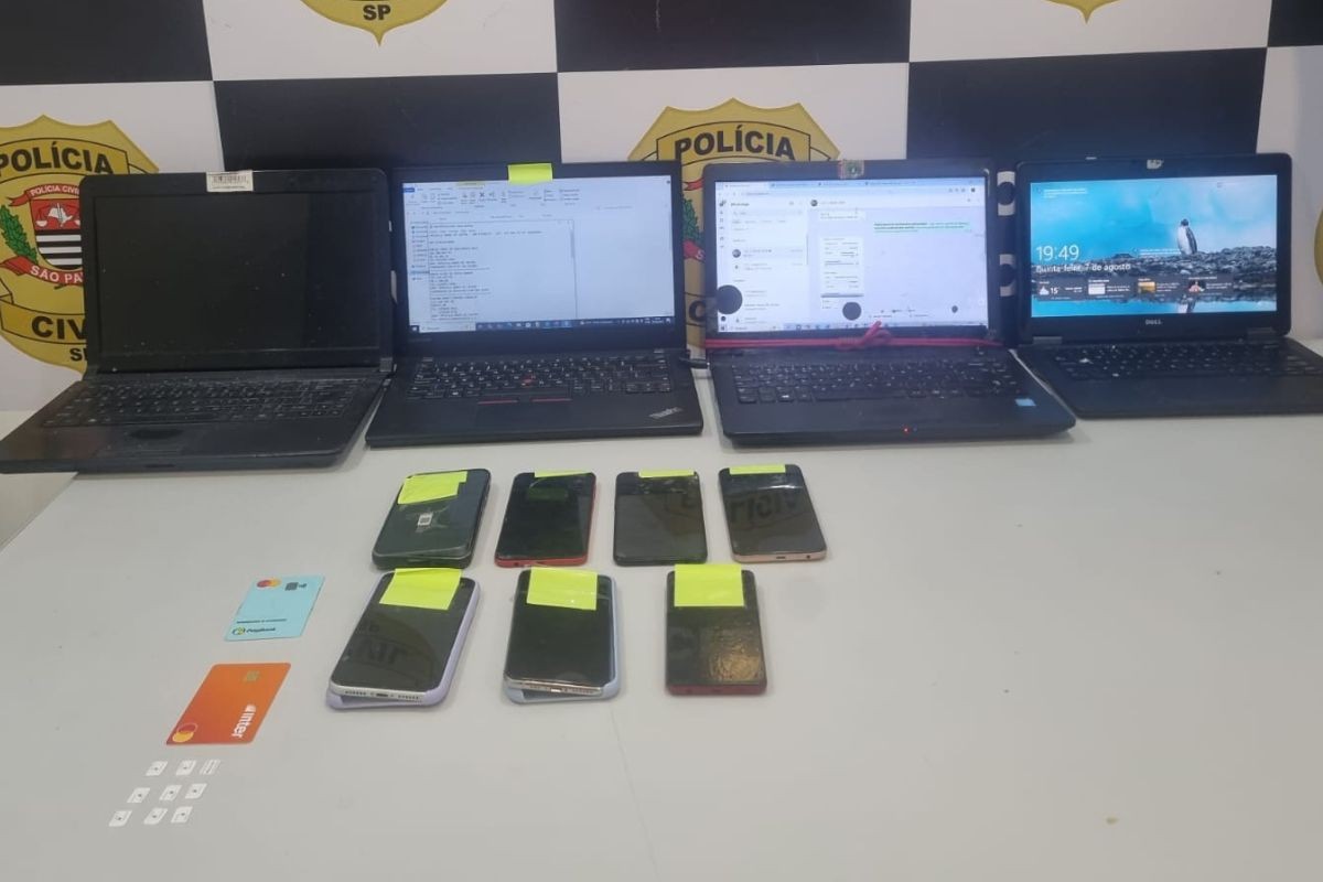 Apartamento de luxo funcionava como 'escritório do crime' para golpes digitais no litoral de SP