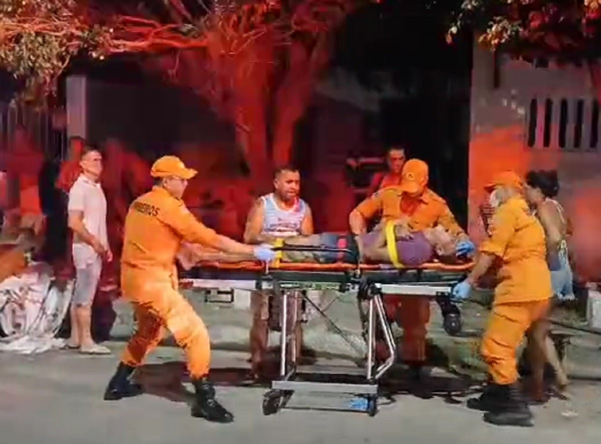 Incêndio atinge casa e homem precisa ser socorrido no Prado, em Maceió; VÍDEO